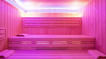 Una sauna amb seients de fusta i un sostre inclinat.