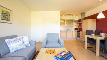 Appartement, 1 slaapkamer, uitzicht op bergen | Woonruimte | Een flatscreentelevisie, een dvd-speler en een tafeltennistafel