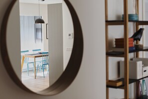 Departamento, 2 habitaciones, planta baja | Área de sala de estar | Televisión de 48 pulgadas con canales vía satélite 