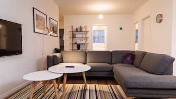 Premium-Apartment, 2 Schlafzimmer | Wohnbereich | 48-Zoll-Fernseher mit Satellitenempfang