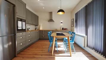 Full-size fridge, microwave, stovetop, dishwasher