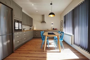 Full-sized fridge, microwave, stovetop, dishwasher - Opal Apartments (Reykjavik)