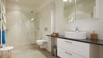 Apartment, 2 Bedrooms, Ground Floor | Bathroom