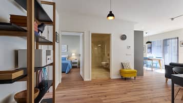 Apartment, 2 Schlafzimmer, Erdgeschoss | Wohnbereich | 48-Zoll-Fernseher mit Satellitenempfang