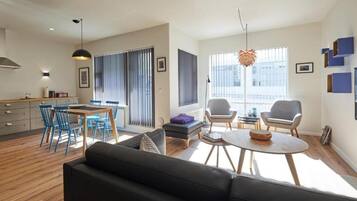 Een 48-inch televisie met satellietzenders