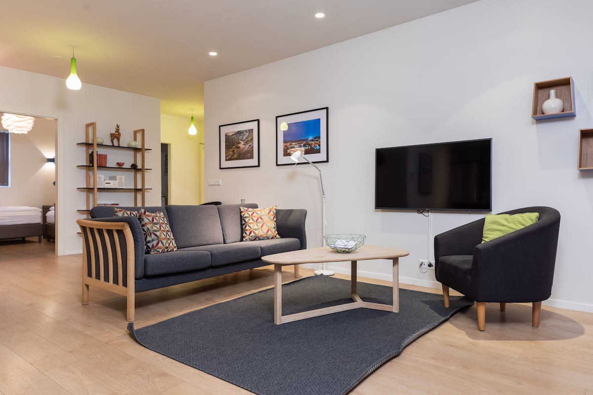 Apartamento Premium, 3 habitaciones | Zona de estar | Televisión de 48 pulgadas con canales por satélite