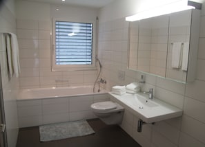 Appartement Luxe, 1 chambre, accessible aux personnes à mobilité réduite, terrasse | Salle de bain | Baignoire et douche séparées