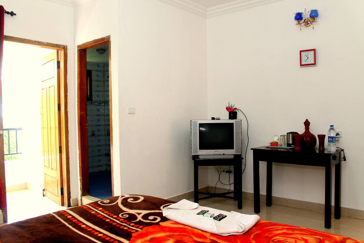 Deluxe Room, 1 Bedroom, Accessible, Partial Lake View