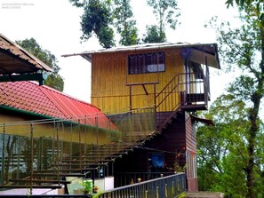 Nhà trên cây phong cách lãng mạn, 1 phòng ngủ, ban công, quang cảnh hồ | Bàn, giường gấp/giường phụ (phụ phí) 