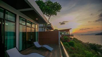 Honeymoon Jacuzzi | Balcony