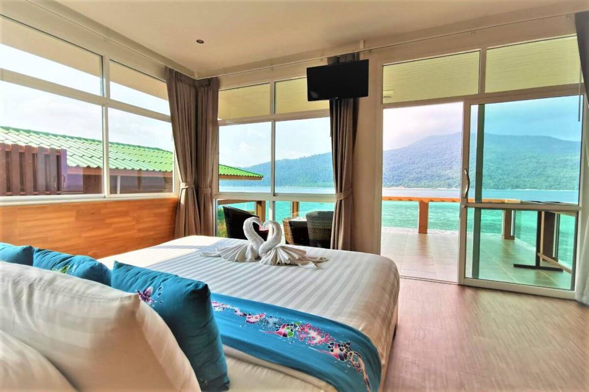 Caja de seguridad en la habitación y decoración personalizada