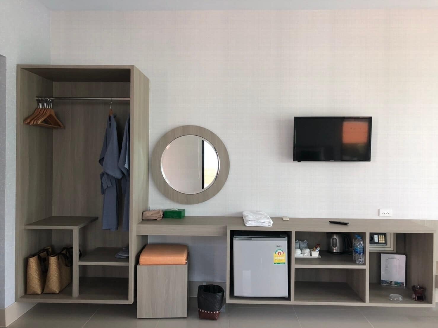 deluxe double room | 1 bedroom, in-room safe, individually decorated, desk