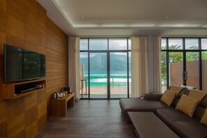 Honeymoon Jacuzzi | Living room | 32-inch LCD TV with cable channels, TV - Mountain Resort Koh Lipe (Koh Lipe)