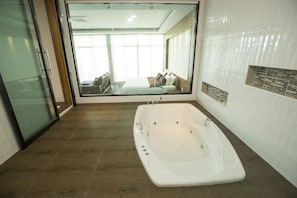 Honeymoon Jacuzzi | Deep soaking bathtub - Mountain Resort Koh Lipe (Koh Lipe)