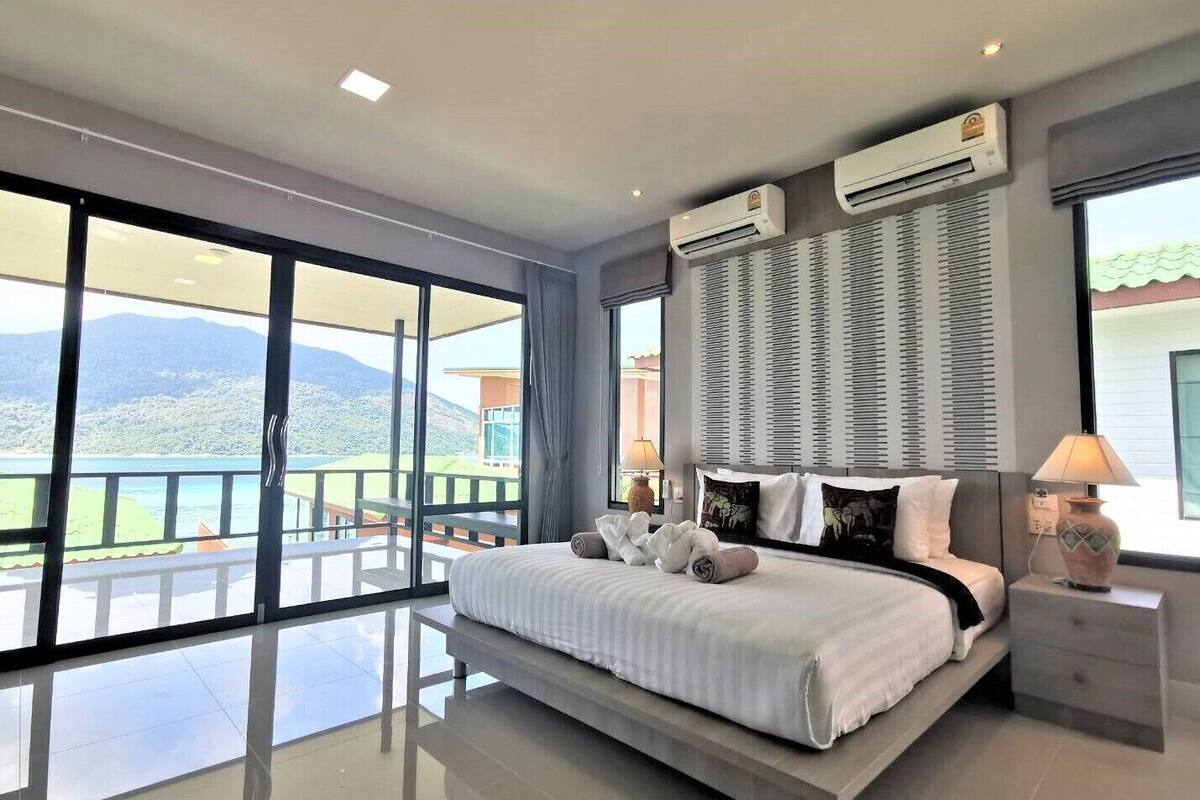 Caja de seguridad en la habitación y decoración personalizada