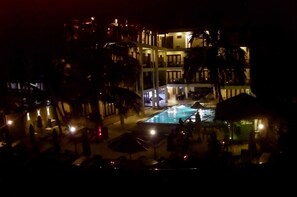 Front of property – evening/night - Sapphire Seas Beachfront Hotel (Hikkaduwa)