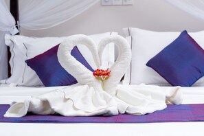 Egyptian cotton sheets, premium bedding, Tempur-Pedic beds, in-room safe - Sapphire Seas Beachfront Hotel (Hikkaduwa)