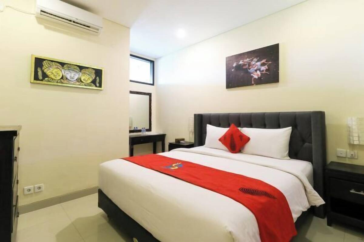 Desk, soundproofing, WiFi (free), bed sheets