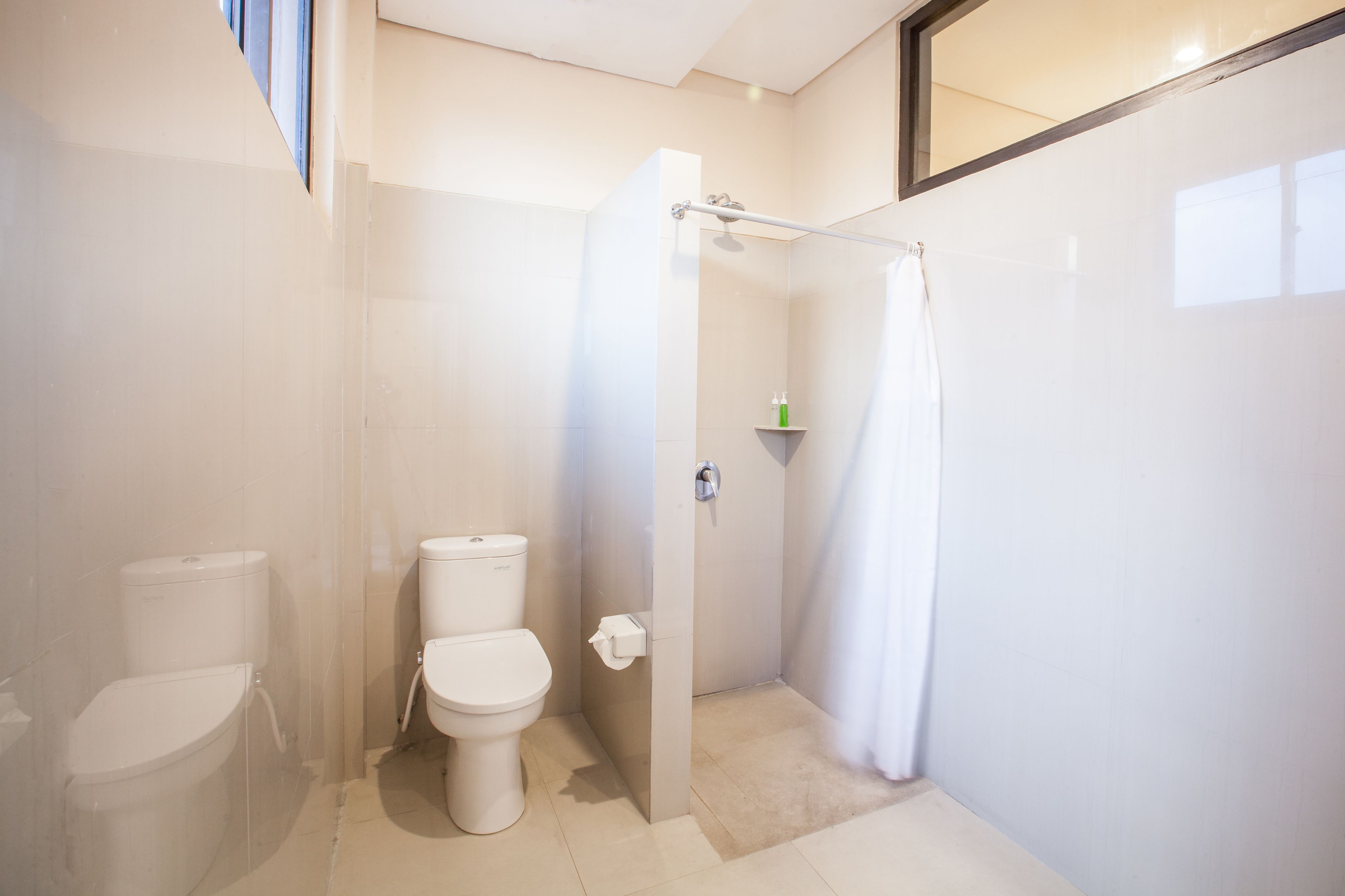 deluxe room | bathroom | free toiletries, bidet, towels