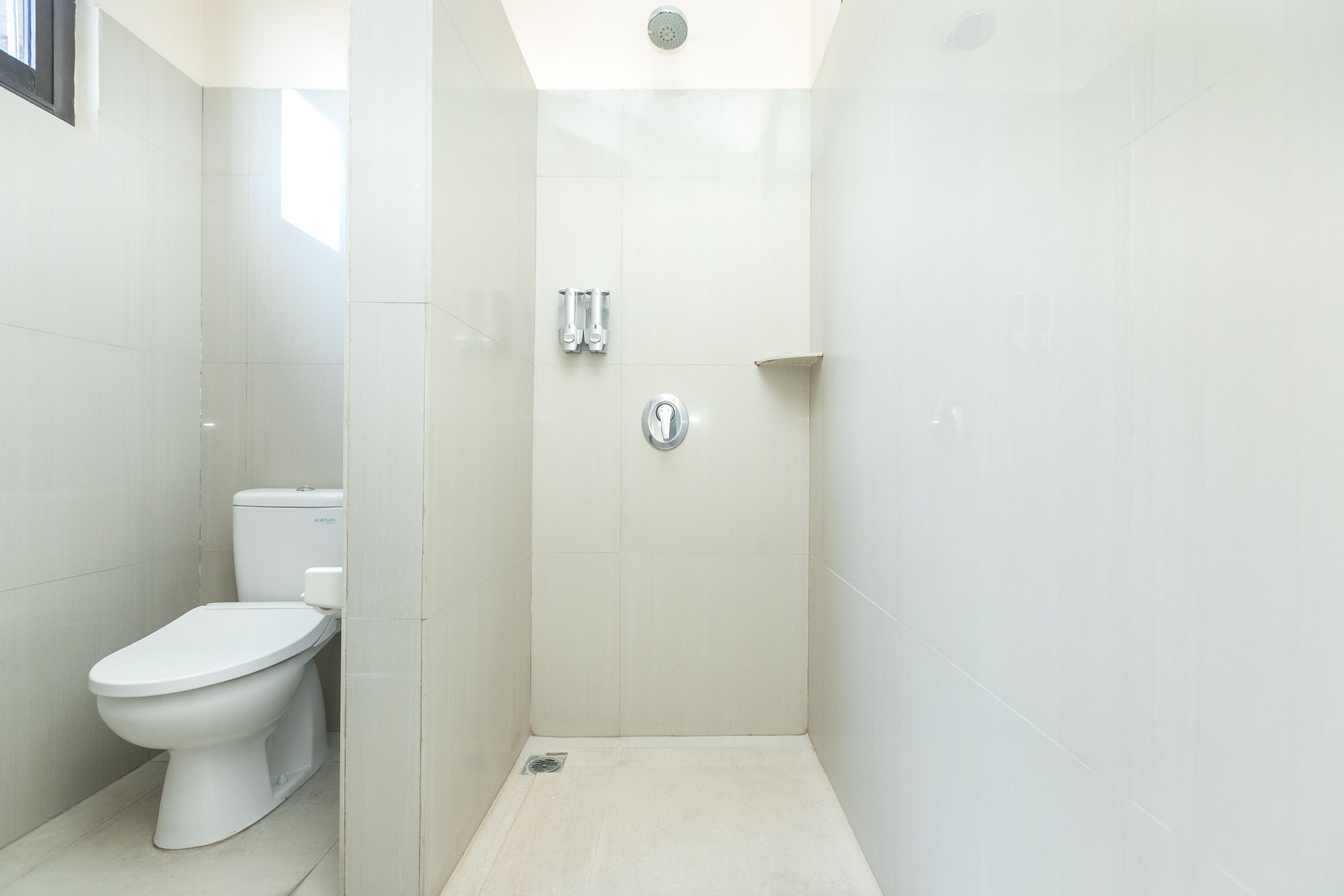 Un baño con inodoro, ducha y lavabo.
