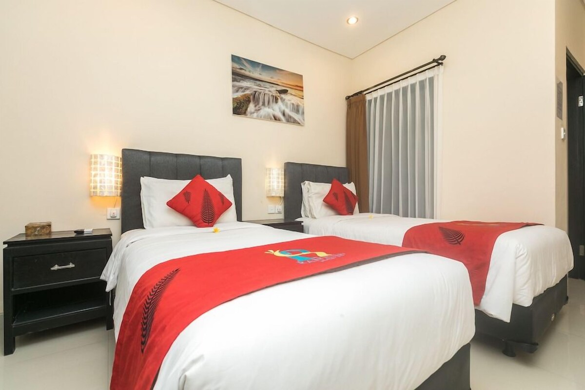 Desk, soundproofing, WiFi (free), bed sheets
