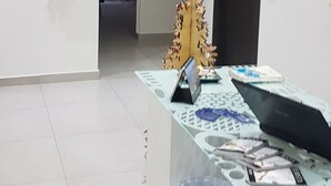 A modern office space with a desk, computer, and a decorative Christmas tree. - B&B BuonaLuna (Palermo)