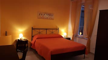 Camera doppia, 1 camera da letto, bagno in camera | Biancheria da letto di alta qualità, una scrivania, insonorizzazione