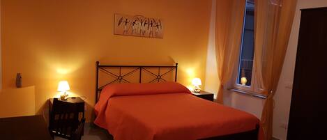 Chambre double, 1 chambre, salle de bain attenante | Literie de qualitĂ©, bureau, systĂšme dâinsonorisation