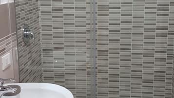 Doppelzimmer | Dusche im Bad
