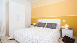 Luxe beddengoed, een bureau, een strijkplank/strijkijzer