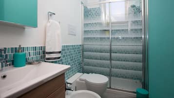 Bathroom | Shower, free toiletries