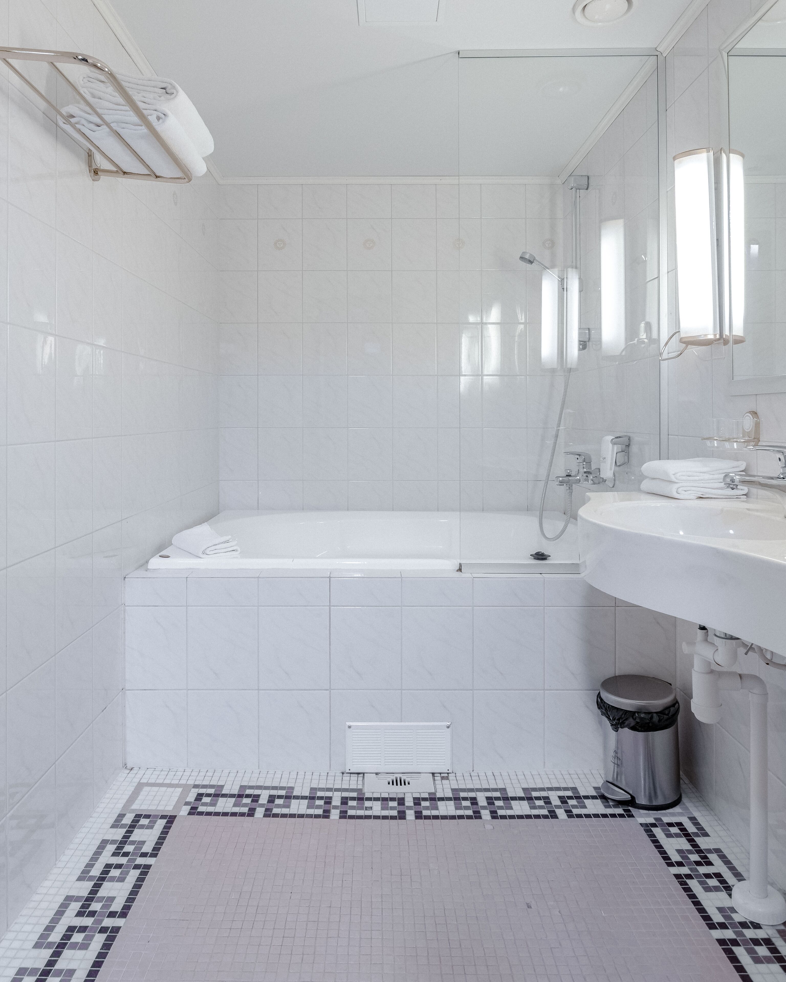 Une salle de bain moderne avec une baignoire, un lavabo et des toilettes.