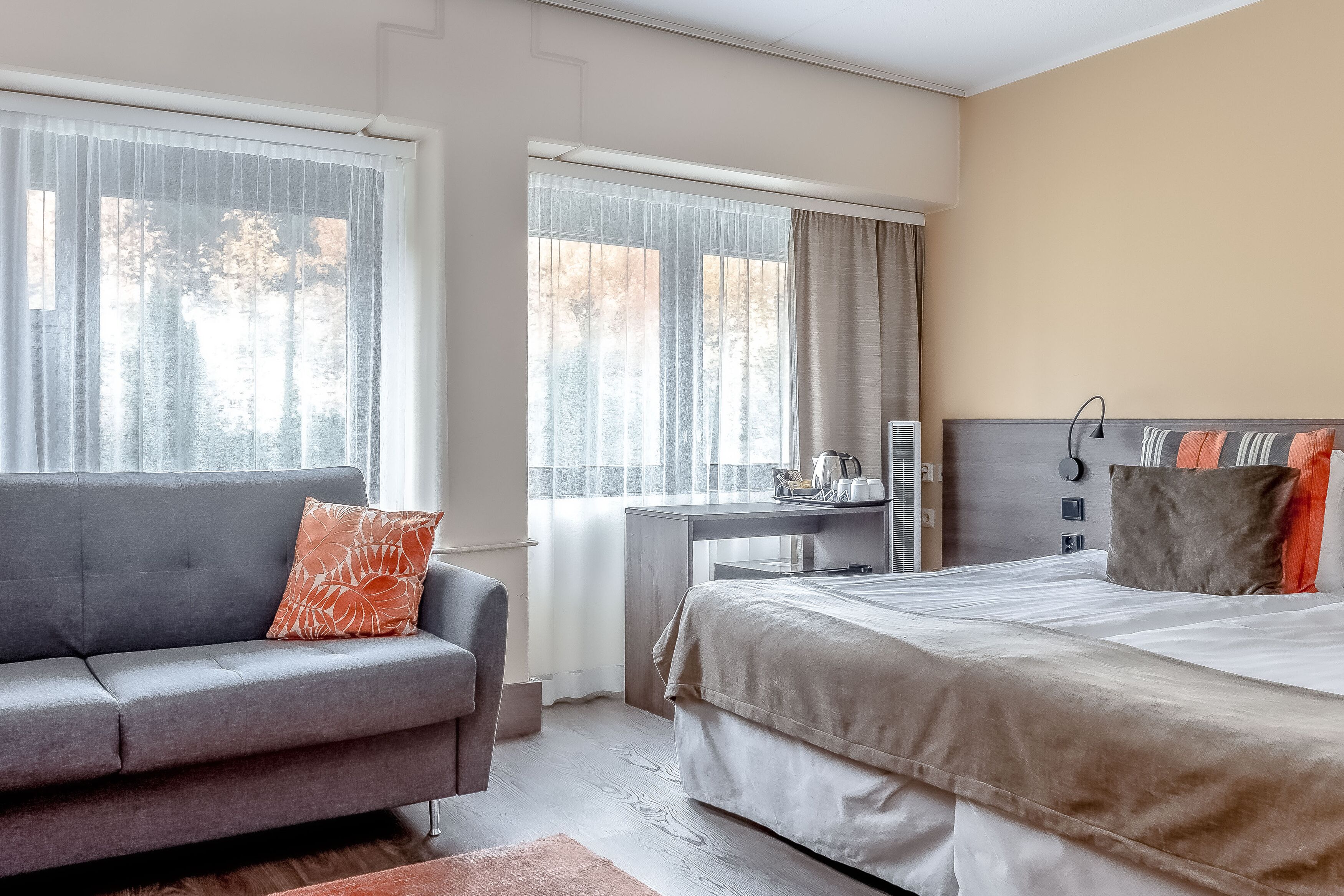 Superior King Room with Bath(Family use, 2 adults + 2 children) | 办公桌、遮光窗帘、熨斗/熨衣板、免费 WiFi