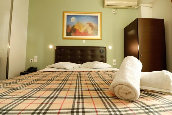 Een minibar, verduisterende gordijnen, een strijkplank/strijkijzer