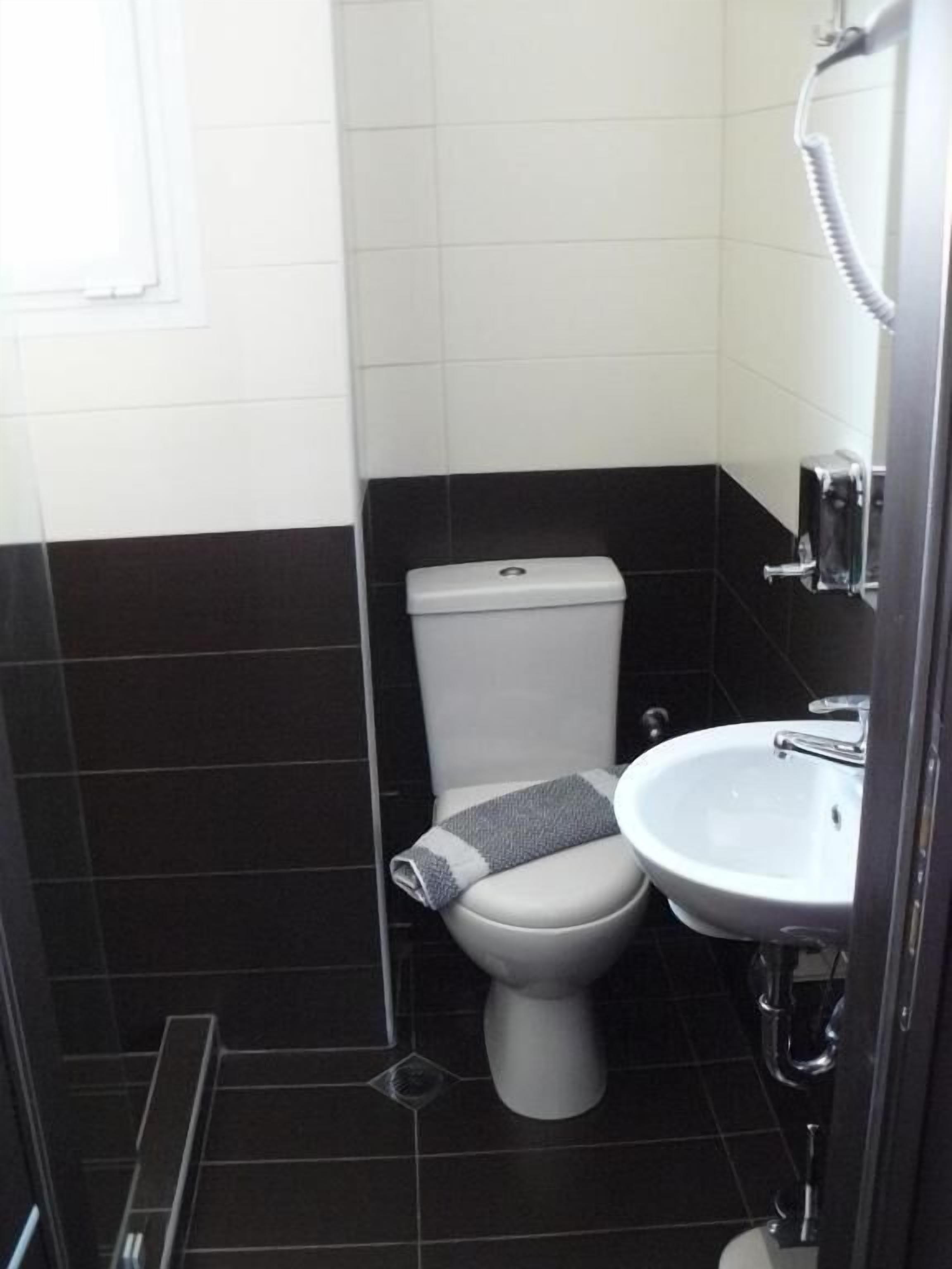 Un bagno piccolo con il water e un lavandino.