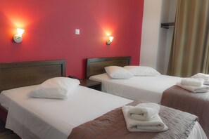 Minibar, blendingsgardiner, strykejern/-brett og wi-fi (inkludert)