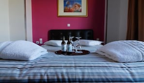 Minibar, blackout drapes, iron/ironing board, free WiFi - Athens Choice (Athens)