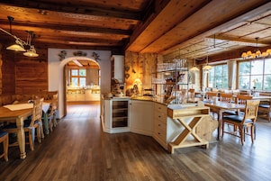 Se ofrece un desayuno bufé (19.5 EUR por persona)