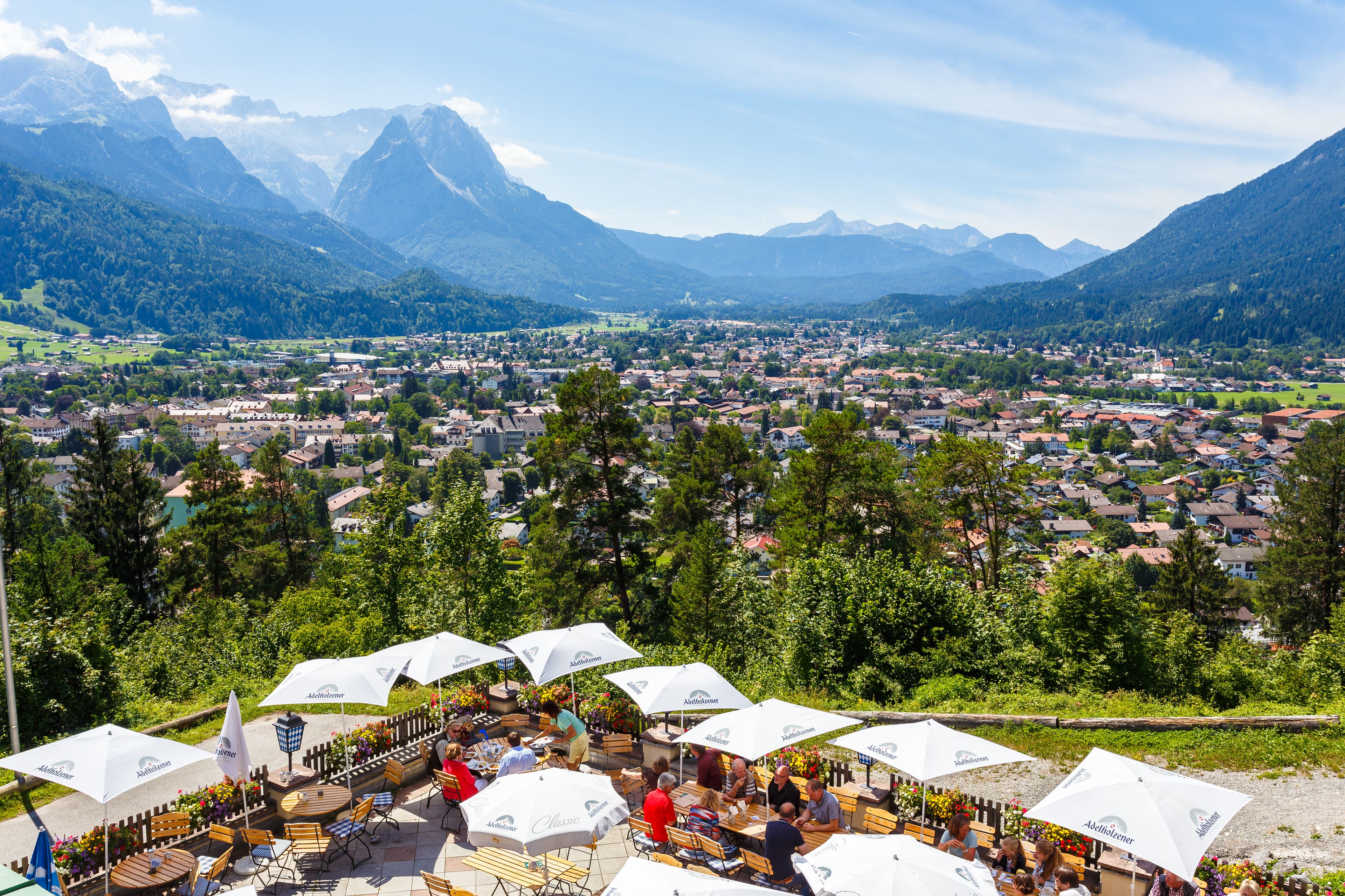 供应早餐和午餐，德国菜，室外就餐