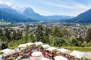 Se sirven desayunos y cocina alemana (con mesas al aire libre)