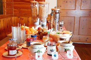 Tägliches Frühstücksbuffet gegen Gebühr