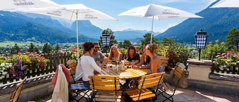 Breakfast, lunch served; German cuisine, alfresco dining