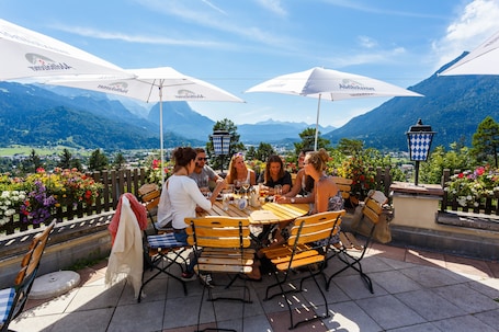 Se sirven desayunos y almuerzos, restaurante con mesas al aire libre