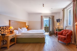 Hypo-allergenic bedding, in-room safe, desk, soundproofing