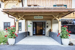 Front of property - Landhotel & Berggasthof Panorama (Garmisch-Partenkirchen)