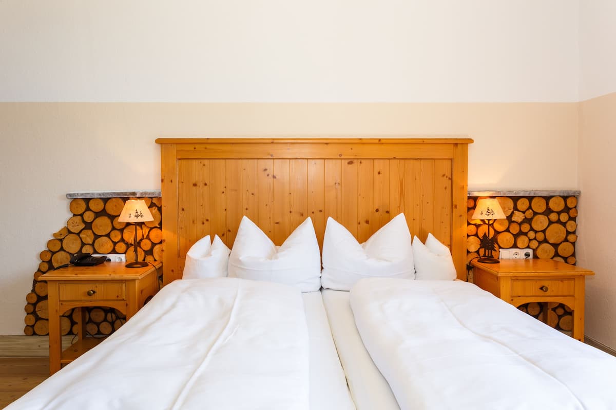 32-inch flat-screen tv with cable channels, tv