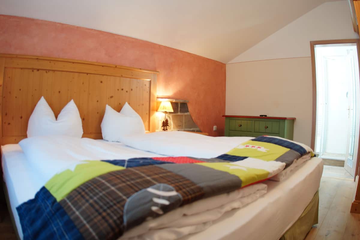 Family Room, 1 Bedroom | Hypo-allergenic bedding, in-room safe, desk, soundproofing