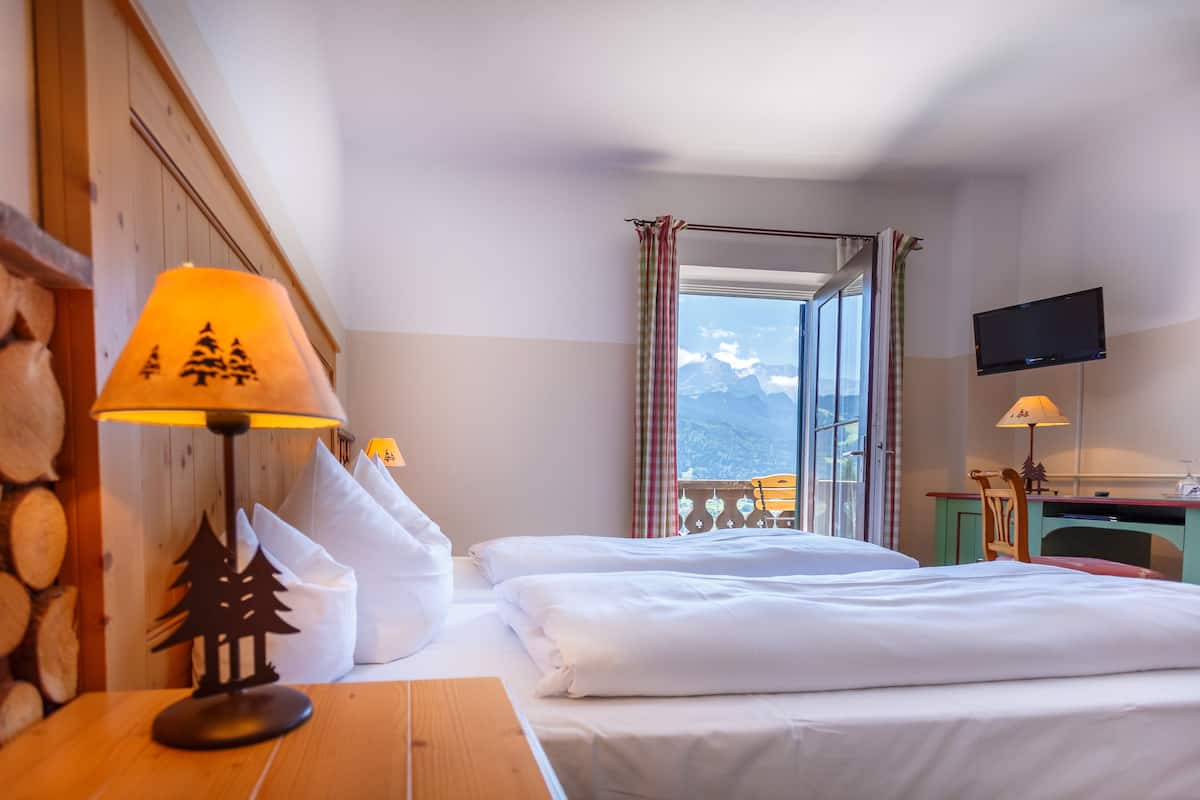 Double Room, Balcony | Hypo-allergenic bedding, in-room safe, desk, soundproofing