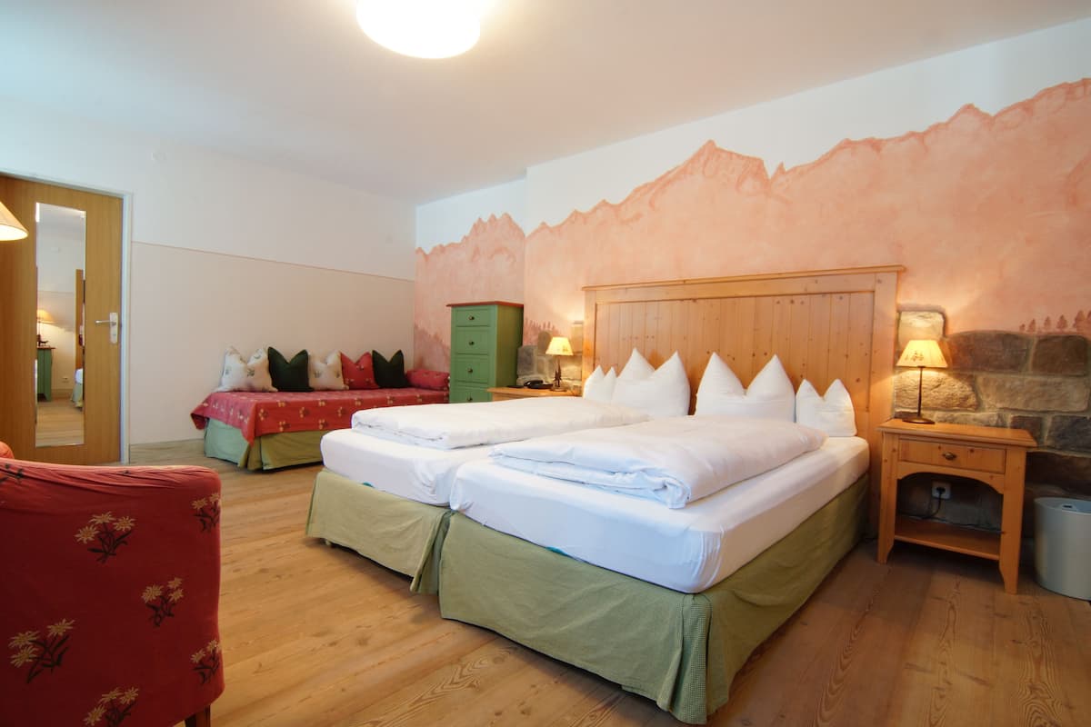 Comfort Triple Room | Hypo-allergenic bedding, in-room safe, desk, soundproofing