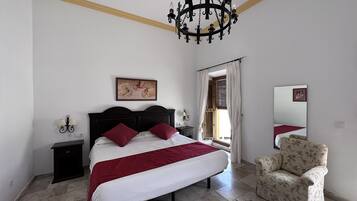 Habitación doble | Edredones de plumas, caja fuerte, mobiliario individual y escritorio